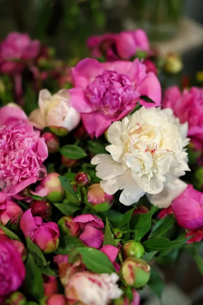 Dükkanda güzel peonies