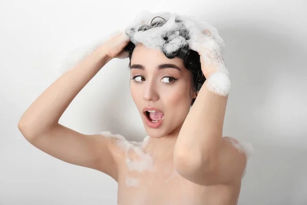 Ung kvinna tvätt hår — Stockfoto