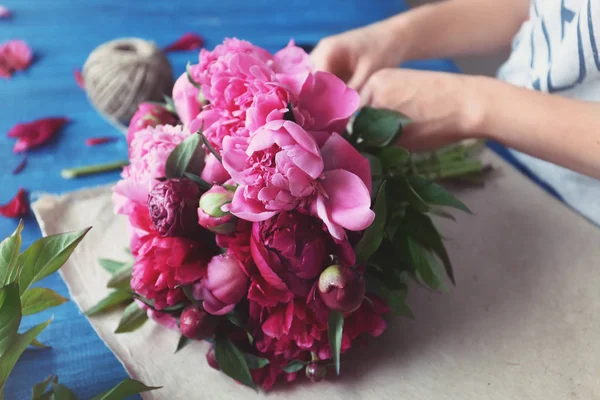 花束を作る女性の花屋 — ストック写真