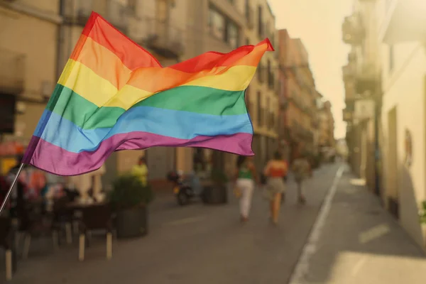 Бажаючий гей прапор і міська вулиця — стокове фото