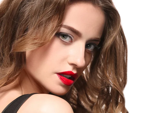 Schöne junge Frau mit hellen Lippen auf weißem Hintergrund, Nahaufnahme — Stockfoto