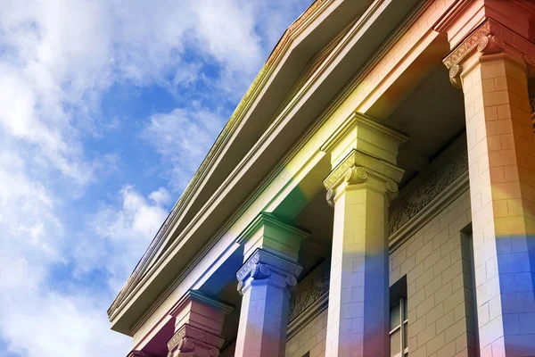 Tribunal com cores de bandeira gay — Fotografia de Stock