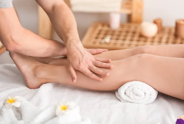Жінка має масаж ніг — стокове фото