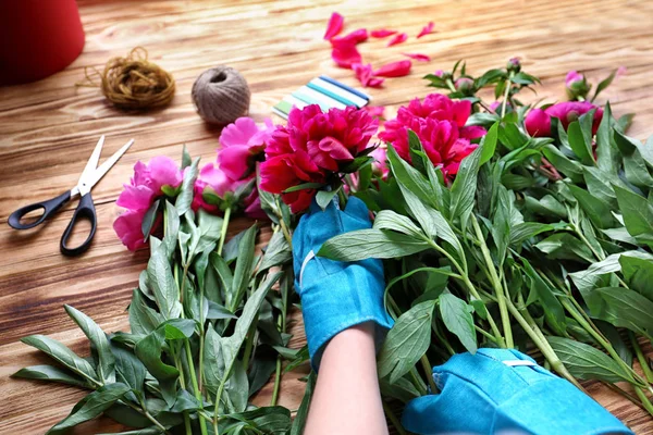 Florist making bouquet of beautiful peonies — Stock Photo, Image