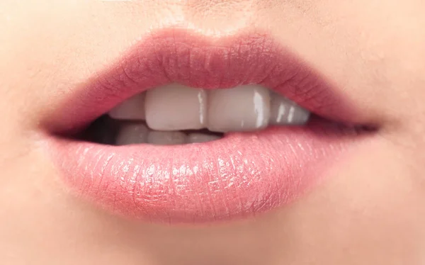 Mulher jovem com maquiagem lábios naturais, close-up — Fotografia de Stock