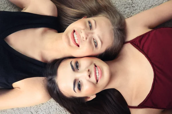 Preciosa sonriente pareja lesbiana —  Fotos de Stock