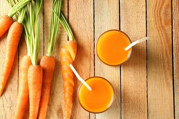 Zwei Gläser hausgemachter Saft mit Karotten — Stockfoto