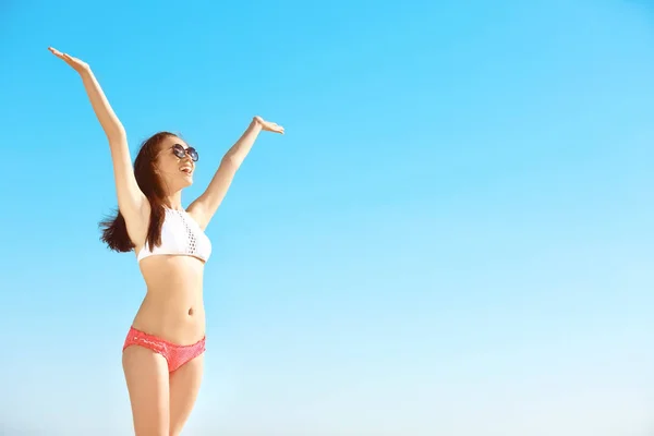 Beautiful young woman in bikini — Stock Photo, Image