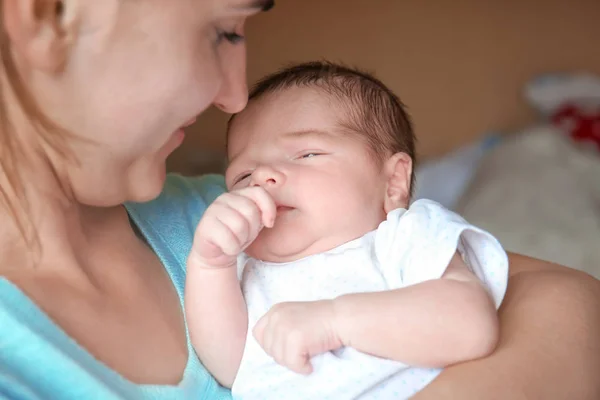 Mulher segurando seu bebê recém-nascido — Fotografia de Stock