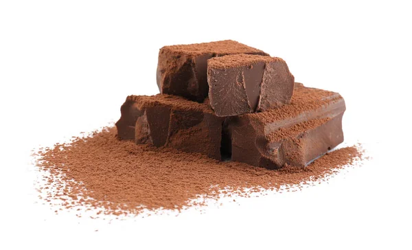 Stapel van donkere chocolade brokken en cacaopoeder op witte achtergrond — Stockfoto