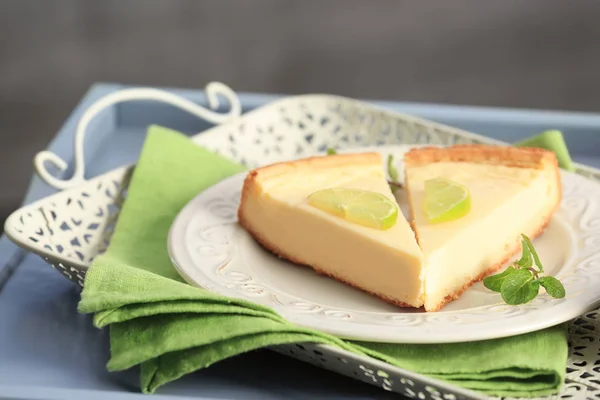 Piatto con deliziose fette di torta di formaggio — Foto Stock