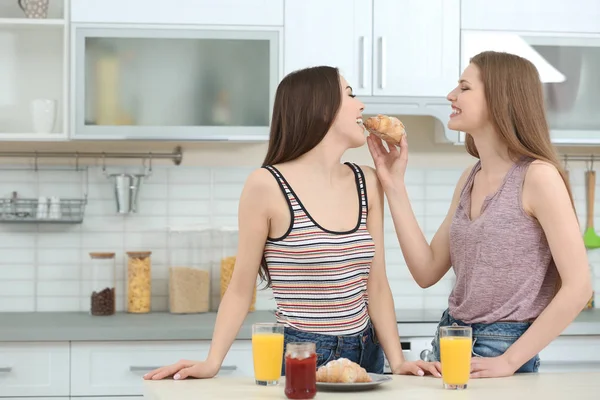 Pareja de lesbianas desayunando — Foto de Stock