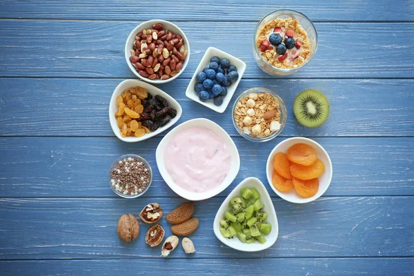 Sabroso desayuno con yogur — Foto de Stock