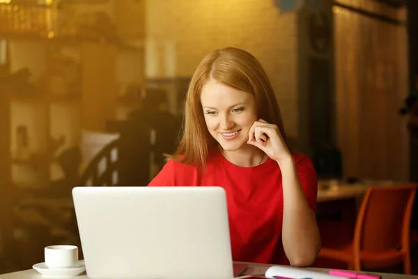 Mulher usando laptop — Fotografia de Stock