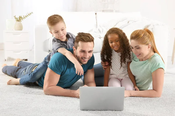 Familie Laptop Gebruikt Voor Het Doorbladeren Van Internet Winkel Thuis — Stockfoto