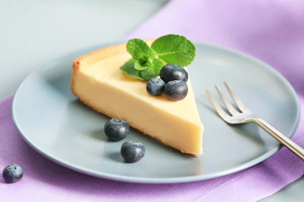 チーズケーキ、果実・ フォーク プレート — ストック写真