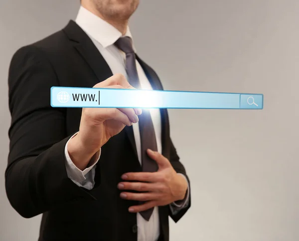 Internet shopping concept. Man op browser search bar, een achtergrond kleur te klikken — Stockfoto