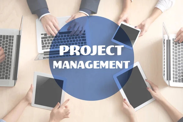 Concept van projectmanagement. Mensen werken met gadgets aan tafel, close-up — Stockfoto