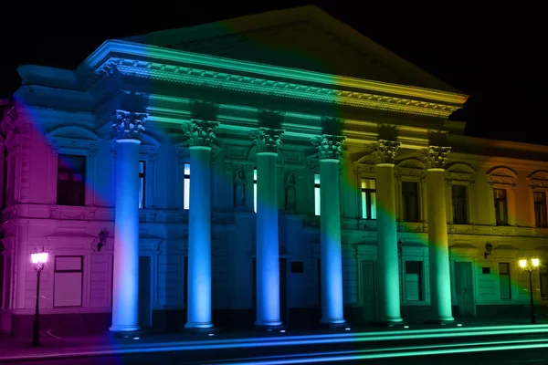 Tribunal com iluminação de bandeira gay — Fotografia de Stock