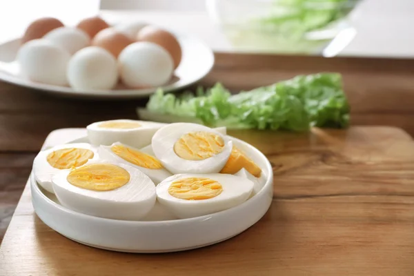 陶瓷板的煮鸡蛋 — 图库照片