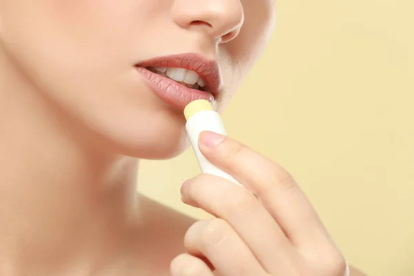Closeup view of beautiful young woman applying lipstick — Stock Photo, Image
