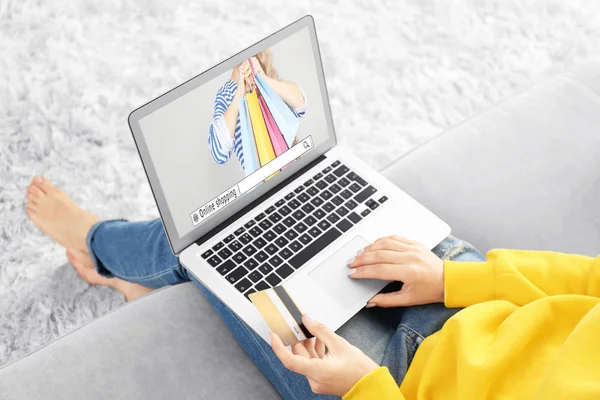 Vrouw met creditcard en laptop — Stockfoto