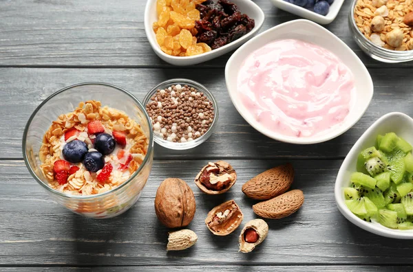 Sabroso desayuno con yogur —  Fotos de Stock