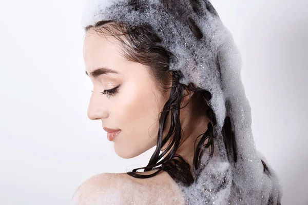 Jeune femme prenant une douche — Photo