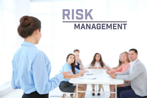Concepto de gestión de riesgos. Formador de negocios con el equipo de gerentes en la reunión —  Fotos de Stock