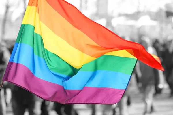 Ondeando bandera gay y multitud de personas — Foto de Stock