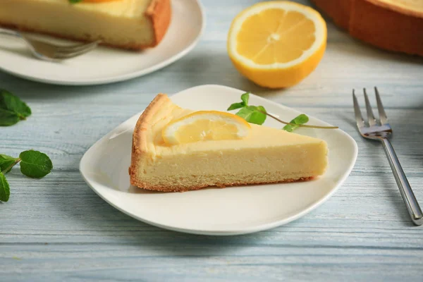 Torta di formaggio e fetta di limone — Foto Stock
