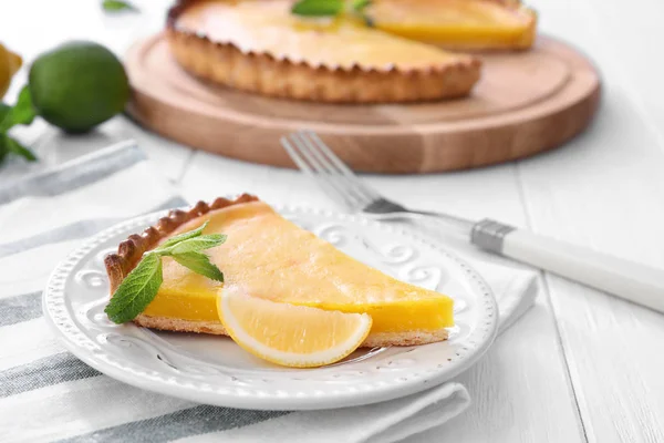 Placa con delicioso pastel de limón — Foto de Stock