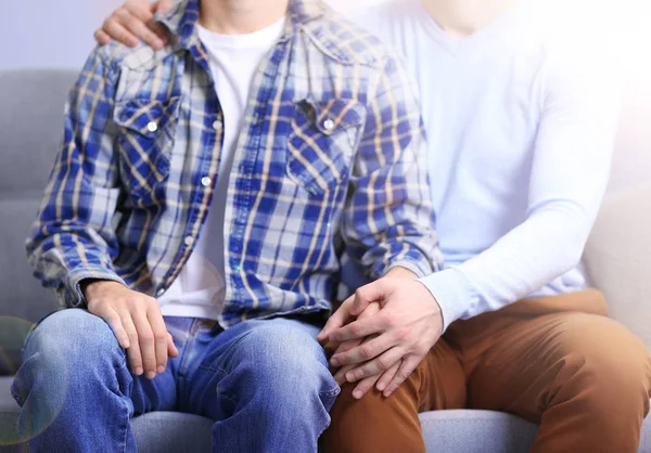 Gay paar zittend op de Bank thuis — Stockfoto