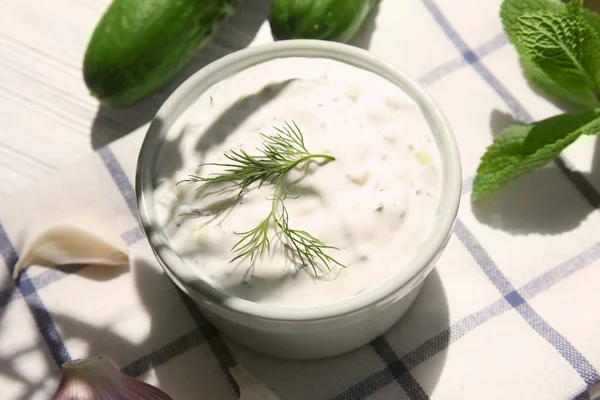 Yoghurt sås i skål med ingredienser — Stockfoto
