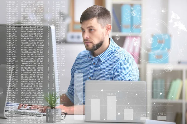 Hombre trabajando con computadora en la oficina — Foto de Stock