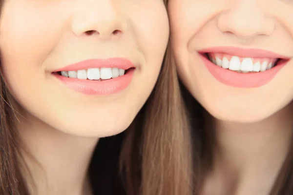 Bella sorridente coppia lesbica — Foto Stock