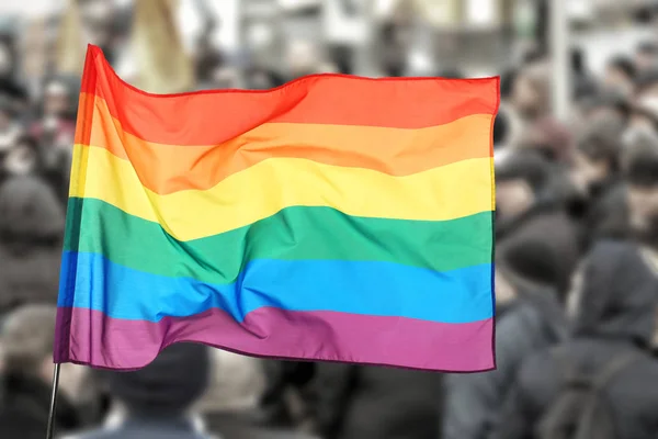 Ondeando bandera gay y multitud de personas — Foto de Stock