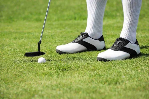 Pernas de homem jovem jogando golfe — Fotografia de Stock
