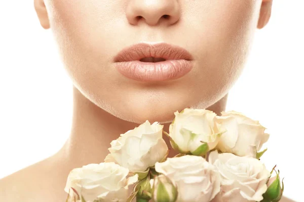 Mujer con labios maquillaje y flores —  Fotos de Stock
