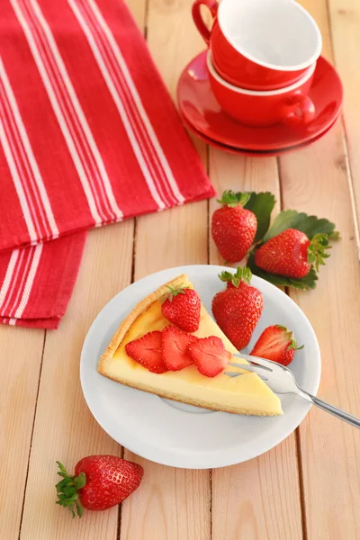 Gâteau fait maison et fraises — Photo