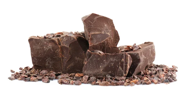 Kupie ciemne kawałki czekolady i kakao stalówki — Zdjęcie stockowe