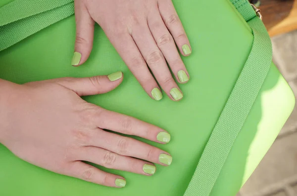 Güzel eller yeşil manikür ile — Stok fotoğraf