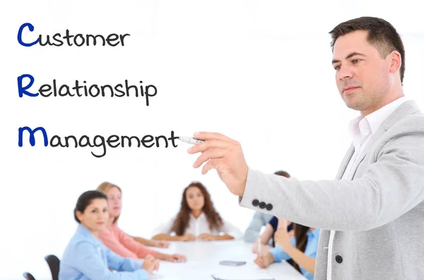 Zakenman Ontmoeting Met Personeel Kantoor Concept Van Customer Relationship Management — Stockfoto