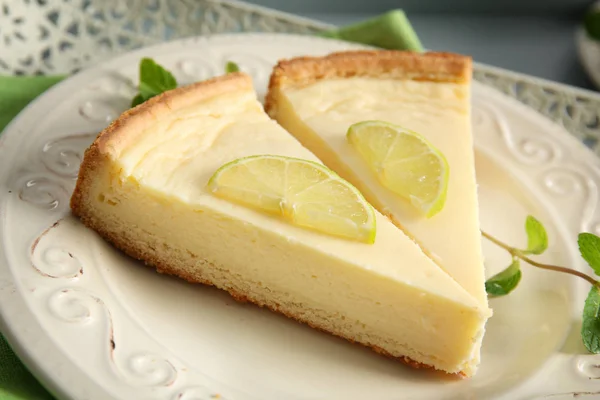 Teller mit leckeren Scheiben Käsekuchen — Stockfoto