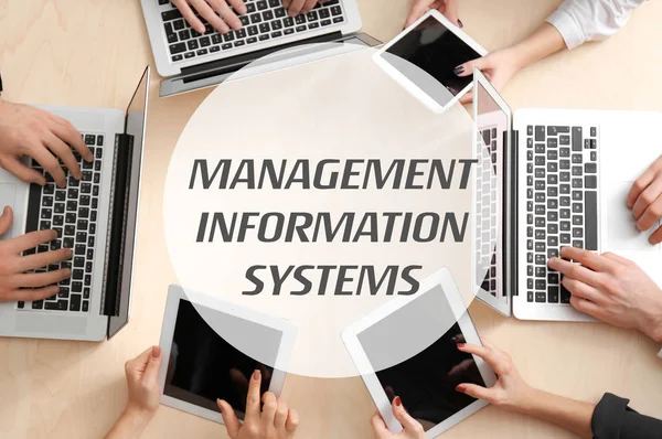 Concepto de sistemas de información de gestión. Gente en reunión de negocios en la oficina —  Fotos de Stock