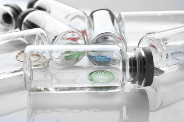 Kontakt lensler ile şişe — Stok fotoğraf
