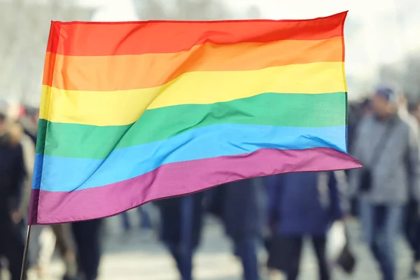 Ondeando bandera gay y multitud de personas — Foto de Stock