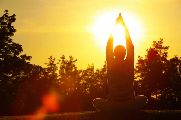 Junger Mann praktiziert Yoga — Stockfoto