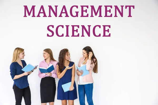 Textmanagement Wissenschaft Und Junge Frauen Mit Büchern Auf Weißem Hintergrund — Stockfoto