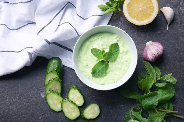 Deliciosa salsa de yogur en tazón con ingredientes —  Fotos de Stock